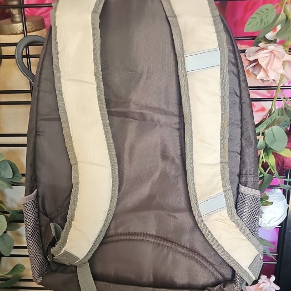 Embark Gray Women's Large Backpack Great Condition - Picture 4 of 8